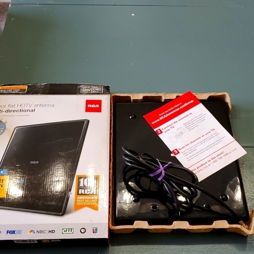 Indoor flat HDTV antena multi-directional. RCA.